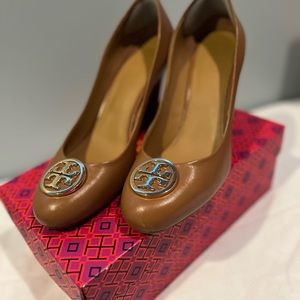 Tory burch beige wedges